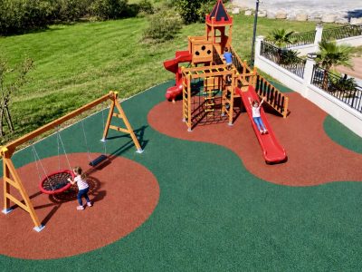 Ahşap oyun kulesi ve çift salıncak — Elysee