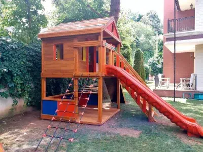 Holzspielhaus mit Rutsche — Elysee