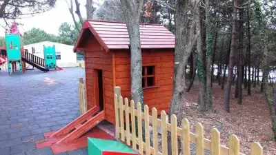 Holzspielhaus mit Rutsche — Elysee