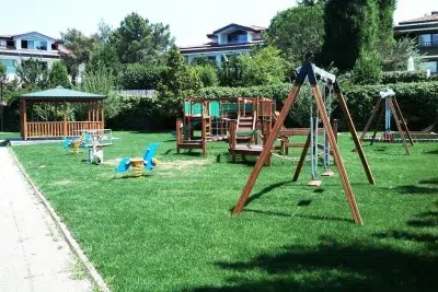 Gesamtansicht des Spielplatzes — Elysee