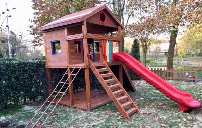 Holzspielhaus mit Rutsche — Elysee