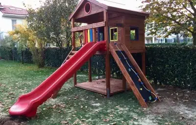 Holzspielhaus mit Rutsche — Elysee