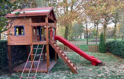 Holzspielhaus mit Rutsche — Elysee