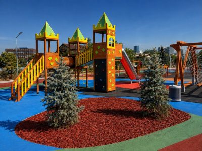 Yeşil kuleli ahşap oyun parkı — Elysee