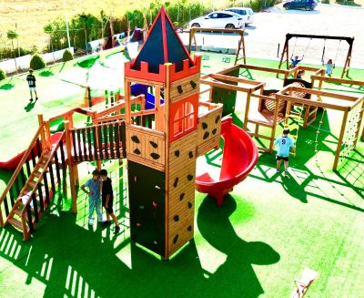 Kale temalı ahşap oyun parkı — Elysee
