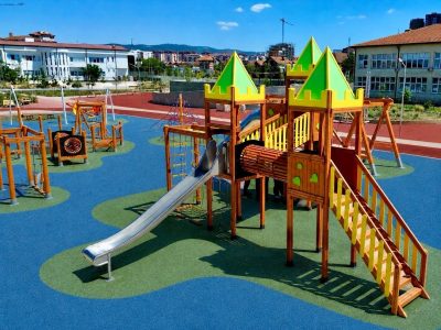 Yeşil kuleli ahşap oyun parkı — Elysee
