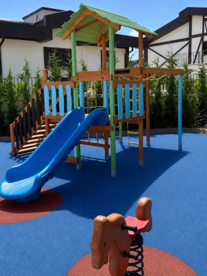Mavi kaydıraklı ahşap oyun parkı — Elysee