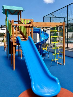 Mavi kaydıraklı ahşap oyun parkı — Elysee