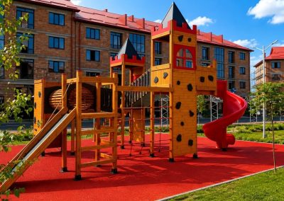 Kale temalı ahşap oyun parkı — Elysee