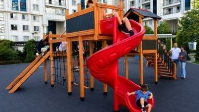Kırmızı kaydıraklı ahşap oyun parkı — Elysee