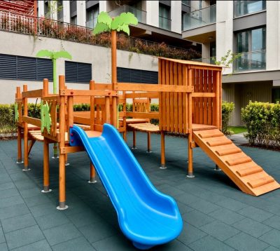 Mavi kaydıraklı ahşap oyun parkı — Elysee