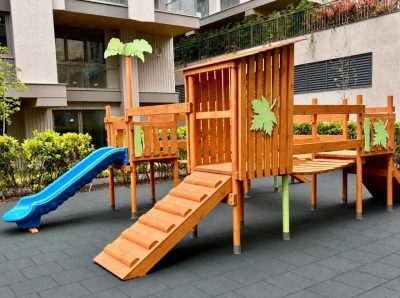 Mavi kaydıraklı ahşap oyun parkı — Elysee