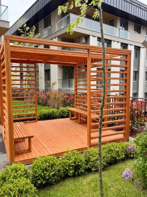 Ahşap pergola ve dinlenme alanı — Elysee