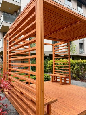 Ahşap pergola ve dinlenme alanı — Elysee
