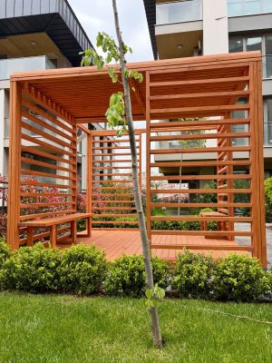 Ahşap pergola ve dinlenme alanı — Elysee