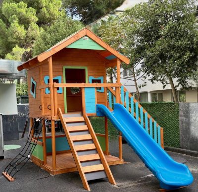 Mavi kaydıraklı ahşap oyun evi — Elysee