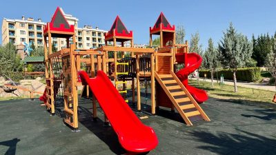 Kırmızı kaydıraklı ahşap oyun kalesi — Elysee