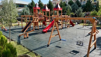 Salıncak ve ahşap oyun alanı — Elysee