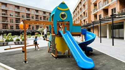 Roket temalı ahşap oyun parkı — Elysee