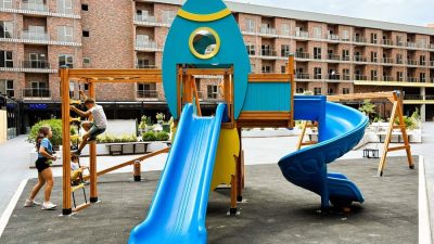 Roket temalı ahşap oyun parkı — Elysee