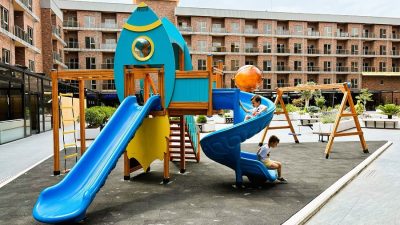 Roket temalı ahşap oyun parkı — Elysee