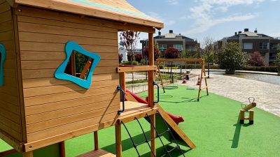 Yükseltilmiş ahşap oyun evi — Elysee