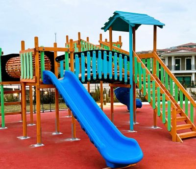 Mavi kaydıraklı ahşap oyun parkı — Elysee