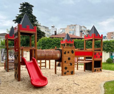 Kale temalı ahşap oyun parkı — Elysee