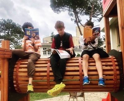 Oyun parkında birlikte kitap okuma — Elysee