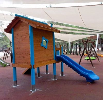 Mavi kaydıraklı ahşap oyun evi — Elysee