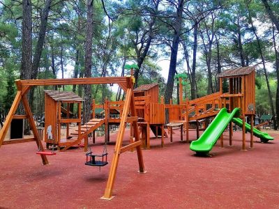 Salıncak ve ahşap oyun alanı — Elysee