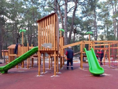 Yeşil kaydıraklı doğal ahşap oyun parkı — Elysee