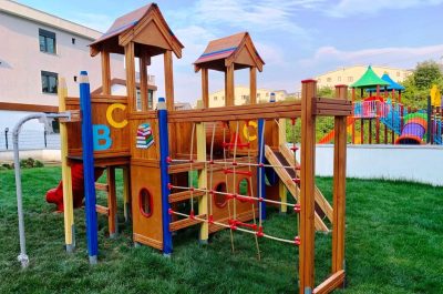 Harf ve kitap temalı ahşap oyun parkı — Elysee