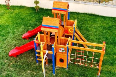 Harf ve kitap temalı ahşap oyun parkı — Elysee