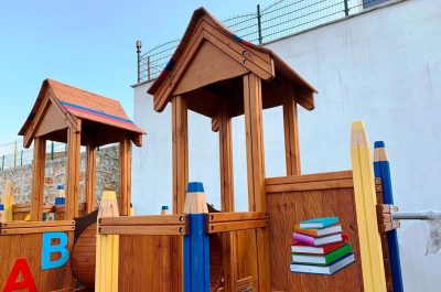 Harf ve kitap temalı ahşap oyun parkı — Elysee