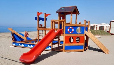 Sahil alanında ahşap oyun gemisi — Elysee