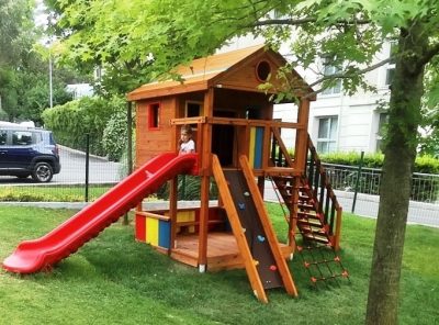 Kırmızı kaydıraklı ahşap oyun evi — Elysee