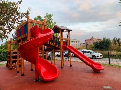 Kırmızı kaydıraklı ahşap oyun parkı — Elysee