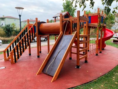 Ahşap oyun parkında geçiş tüneli — Elysee
