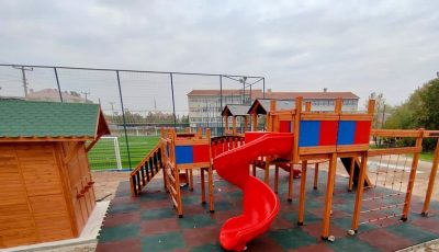 Kırmızı kaydıraklı ahşap oyun parkı — Elysee