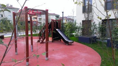 Salıncak ve ahşap oyun alanı — Elysee