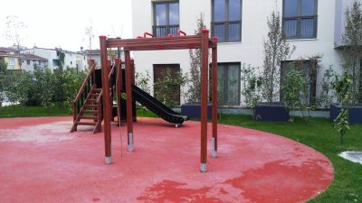 Koyu panelli ahşap oyun parkı — Elysee