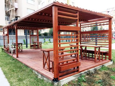 Ahşap kamelya ve bahçe oturma alanı — Elysee