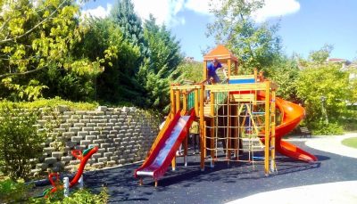Kırmızı kaydıraklı ahşap oyun parkı — Elysee