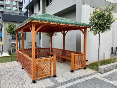 Ahşap kamelya ve bahçe oturma alanı — Elysee