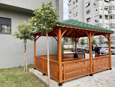 Ahşap kamelya ve bahçe oturma alanı — Elysee