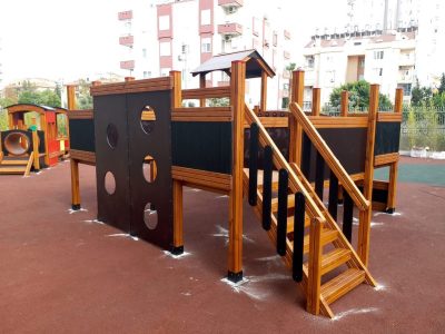 Koyu panelli ahşap oyun parkı — Elysee